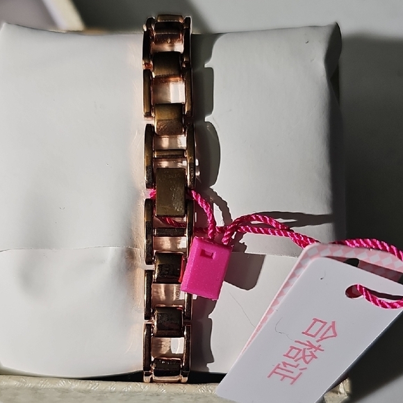 Kimio Rose Gold Watch New With Tags with Modern Aesthetic and Luxurious Finish - Picture 6 of 6